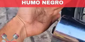 porque mi moto bota humo negro por el escape