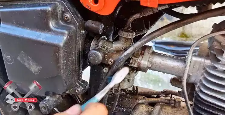 qué hacer si mi moto echa humo negro, limpiar carburador
