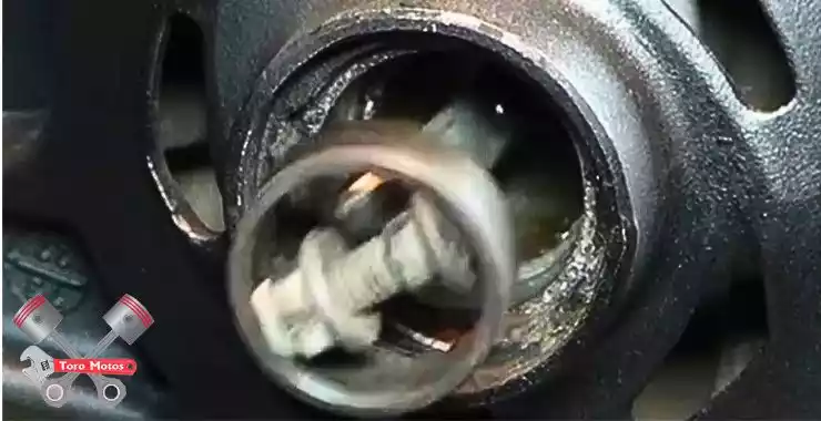 como sacar el rodamiento de una rueda de moto con un tornillo