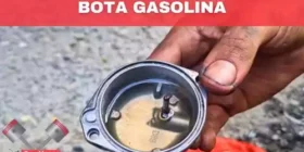 porque mi moto bota gasolina por el carburador