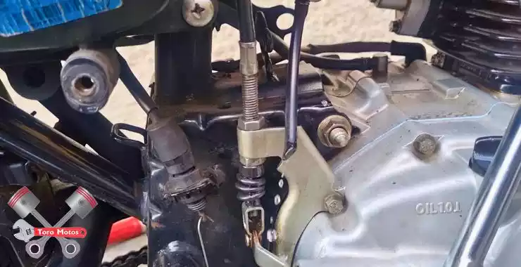 porque sale gasolina del carburador de mi moto