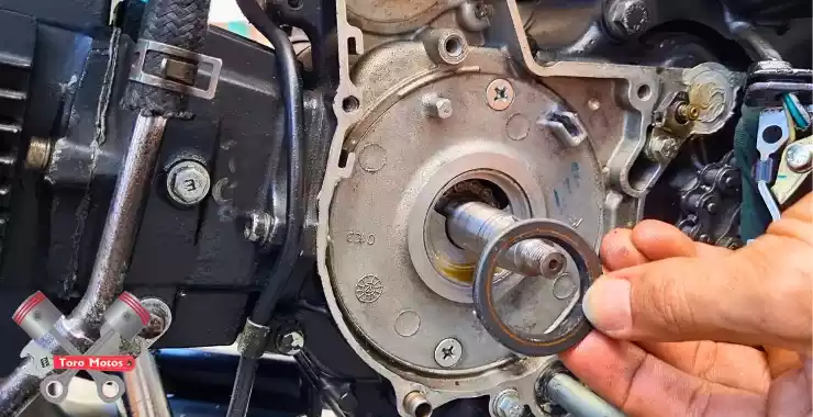mi moto pierde aceite por la junta izquierda del motor