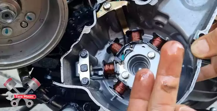 mi moto pierde aceite por la tapa del magneto