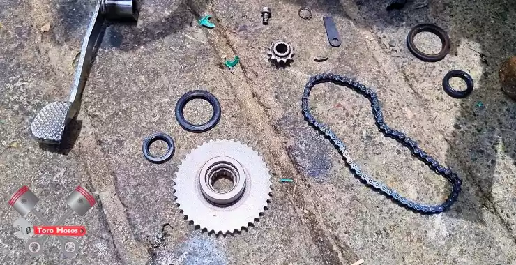 porque mi moto tiene fuga de aceite por la tapa izquierda de la volante